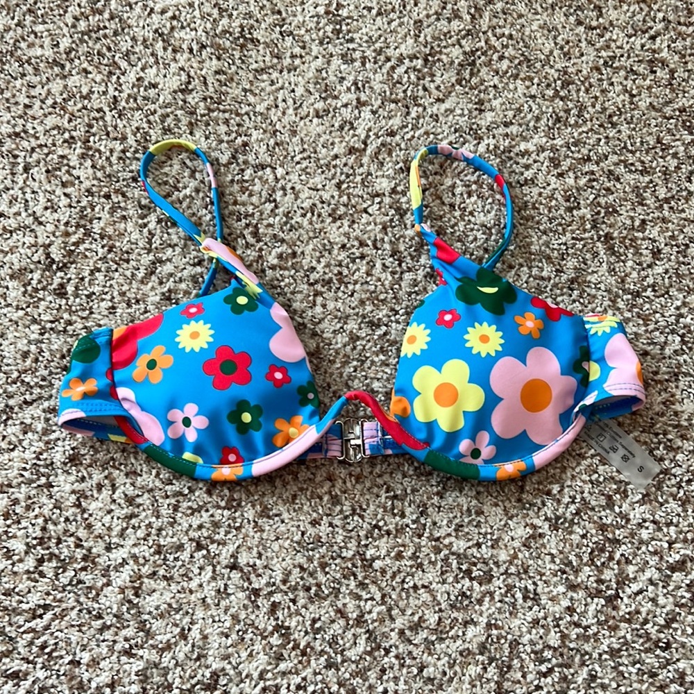 Super cute floral bikini top